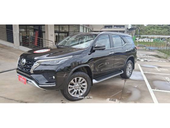 TOYOTA HILUX SW4 2.8 D-4D TURBO DIESEL GR-S 7L 4X4 AUTOMÁTICO